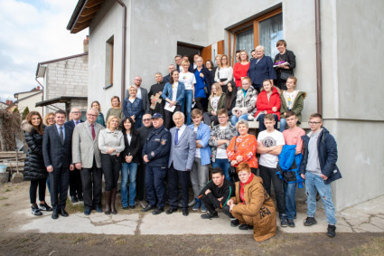 Babcia Grażyna nie poddała się. Teraz wraz z wnukami ma nowy dom!